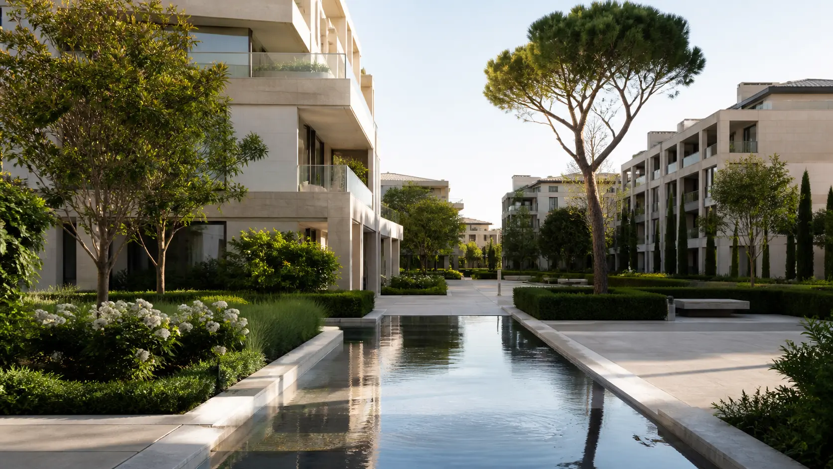 Comunidad residencial en Madrid con jardines y lámina de agua entre edificios