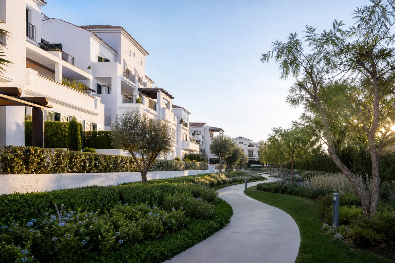 Zonas comunes de una comunidad de propietarios con jardines cuidados